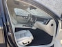 Volvo V60 2.0 T6 Plug-in Hybrid AWD Ultimate Dark | PHEV Long Range | Panoramadak | Head-up Display | Lichtmetalen Velgen 19 inch | Elektrisch Verstelbare Voorstoelen | Lederen Bekleding | Keyless Entry | Elektrische Achterklep | BLIS | Cruise Control Adaptief | Navigatie | Apple Carplay | Android Auto