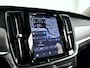 Volvo V90 T8 Plug-in hybrid AWD Ultra Dark | SOH 100% | Panoramadak | 360° camera | Harman Kardon | Head-up display | Stoel- en Stuurverwarming | Trekhaak