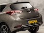 Toyota Auris 1.8 Hybrid Dynamic Automaat (NAVIGATIE, CAMERA, GETINT GLAS, SPORTSTOELEN, KEYLESS, TREKHAAK, CRUISE, NIEUWSTAAT)