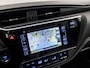Toyota Auris 1.8 Hybrid Dynamic Automaat (NAVIGATIE, CAMERA, GETINT GLAS, SPORTSTOELEN, KEYLESS, TREKHAAK, CRUISE, NIEUWSTAAT)