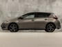 Toyota Auris 1.8 Hybrid Dynamic Automaat (NAVIGATIE, CAMERA, GETINT GLAS, SPORTSTOELEN, KEYLESS, TREKHAAK, CRUISE, NIEUWSTAAT)