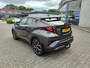 Toyota C-HR / C-HR+ 2.0 HYBRID 184PK DYNAMIC NL-AUTO TREKHAAK NAVI PARK-SENSOREN APPLE/ANDROID CAMERA KEYLESS 18'' LM-VELGEN AD-CRUISE CLIMA