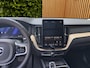 Volvo XC60 2.0 T6 Plug-in hybrid AWD Ultra Dark | Trekhaak | Facelift | 360cam | Stoel/stuurverwarming