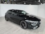 Mercedes-Benz A-klasse 180 Business Solution AMG | Panoramaschuifdak | Night | Premium Plus pakket | Dodehoekassistent | Head-up display | 19-inch Zwarte AMG Velgen |
