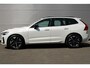 Volvo XC60 2.0 T6 Plug-in hybrid AWD Ultra Dark | Luchtvering | Head-up Display | Visual Park Assist incl. 360° Camera | Panoramisch Schuif-/Kanteldak | Harman/Kardon | Trekhaak | All-Season Banden | Keyless | BLIS | Elektrische Achterklep Met Sensorsturing | Adaptieve Cruise Control | Pilot Assist | Elektrisch Verstelbare Stoelen Met Geheugen | Stoelverwarming Voor- en Achter | Stuurverwarming | Lederen Dashboard |