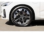 Volvo XC60 2.0 T6 Plug-in hybrid AWD Ultra Dark | Luchtvering | Head-up Display | Visual Park Assist incl. 360° Camera | Panoramisch Schuif-/Kanteldak | Harman/Kardon | Trekhaak | All-Season Banden | Keyless | BLIS | Elektrische Achterklep Met Sensorsturing | Adaptieve Cruise Control | Pilot Assist | Elektrisch Verstelbare Stoelen Met Geheugen | Stoelverwarming Voor- en Achter | Stuurverwarming | Lederen Dashboard |
