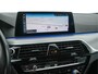 BMW 5-Serie 520i Executive Edition Sportline Aut. *LEATHER-FABRIC | FULL-LED | DIGI-COCKIT | KEYLESS | NAVI-FULLMAP | HEATED-SPORTSEATS | PRIVACY-GLASS | AMBIENTLIGHT | ECC | CARPLAY | PDC | TOWBAR | 18"ALU*