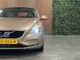 Volvo V40 T4 Summum Aut. | Trekhaak | Panoramadak | Dealer onderhouden | Parkeercamera | BLIS Dode Hoek Detectie | Bi-Xenon verlichting | 17 Inch | Lederen bekleding | Parkeersensoren achter | Cruise Control | Audiobediening op stuurwiel | Navigatie | Bluetooth telefoon en audio streaming | Elektrisch inklapbare buitenspiegels | Regensensor | Digitaal TFT instrumentenpaneel met 3 instellingen | Climate Control L+R | Automatisch dimmende binnenspiegel | Verlichte versnellingspookknop | Volledig dealer onderhouden | Raw Copper Metallic met Blond lederen interieur |