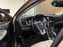 Volvo V40 T4 Summum Aut. | Trekhaak | Panoramadak | Dealer onderhouden | Parkeercamera | BLIS Dode Hoek Detectie | Bi-Xenon verlichting | 17 Inch | Lederen bekleding | Parkeersensoren achter | Cruise Control | Audiobediening op stuurwiel | Navigatie | Bluetooth telefoon en audio streaming | Elektrisch inklapbare buitenspiegels | Regensensor | Digitaal TFT instrumentenpaneel met 3 instellingen | Climate Control L+R | Automatisch dimmende binnenspiegel | Verlichte versnellingspookknop | Volledig dealer onderhouden | Raw Copper Metallic met Blond lederen interieur |