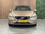Volvo V40 T4 Summum Aut. | Trekhaak | Panoramadak | Dealer onderhouden | Parkeercamera | BLIS Dode Hoek Detectie | Bi-Xenon verlichting | 17 Inch | Lederen bekleding | Parkeersensoren achter | Cruise Control | Audiobediening op stuurwiel | Navigatie | Bluetooth telefoon en audio streaming | Elektrisch inklapbare buitenspiegels | Regensensor | Digitaal TFT instrumentenpaneel met 3 instellingen | Climate Control L+R | Automatisch dimmende binnenspiegel | Verlichte versnellingspookknop | Volledig dealer onderhouden | Raw Copper Metallic met Blond lederen interieur |