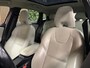 Volvo V40 T4 Summum Aut. | Trekhaak | Panoramadak | Dealer onderhouden | Parkeercamera | BLIS Dode Hoek Detectie | Bi-Xenon verlichting | 17 Inch | Lederen bekleding | Parkeersensoren achter | Cruise Control | Audiobediening op stuurwiel | Navigatie | Bluetooth telefoon en audio streaming | Elektrisch inklapbare buitenspiegels | Regensensor | Digitaal TFT instrumentenpaneel met 3 instellingen | Climate Control L+R | Automatisch dimmende binnenspiegel | Verlichte versnellingspookknop | Volledig dealer onderhouden | Raw Copper Metallic met Blond lederen interieur |