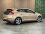 Volvo V40 T4 Summum Aut. | Trekhaak | Panoramadak | Dealer onderhouden | Parkeercamera | BLIS Dode Hoek Detectie | Bi-Xenon verlichting | 17 Inch | Lederen bekleding | Parkeersensoren achter | Cruise Control | Audiobediening op stuurwiel | Navigatie | Bluetooth telefoon en audio streaming | Elektrisch inklapbare buitenspiegels | Regensensor | Digitaal TFT instrumentenpaneel met 3 instellingen | Climate Control L+R | Automatisch dimmende binnenspiegel | Verlichte versnellingspookknop | Volledig dealer onderhouden | Raw Copper Metallic met Blond lederen interieur |