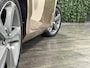 Volvo V40 T4 Summum Aut. | Trekhaak | Panoramadak | Dealer onderhouden | Parkeercamera | BLIS Dode Hoek Detectie | Bi-Xenon verlichting | 17 Inch | Lederen bekleding | Parkeersensoren achter | Cruise Control | Audiobediening op stuurwiel | Navigatie | Bluetooth telefoon en audio streaming | Elektrisch inklapbare buitenspiegels | Regensensor | Digitaal TFT instrumentenpaneel met 3 instellingen | Climate Control L+R | Automatisch dimmende binnenspiegel | Verlichte versnellingspookknop | Volledig dealer onderhouden | Raw Copper Metallic met Blond lederen interieur |