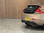 Volvo V40 T4 Summum Aut. | Trekhaak | Panoramadak | Dealer onderhouden | Parkeercamera | BLIS Dode Hoek Detectie | Bi-Xenon verlichting | 17 Inch | Lederen bekleding | Parkeersensoren achter | Cruise Control | Audiobediening op stuurwiel | Navigatie | Bluetooth telefoon en audio streaming | Elektrisch inklapbare buitenspiegels | Regensensor | Digitaal TFT instrumentenpaneel met 3 instellingen | Climate Control L+R | Automatisch dimmende binnenspiegel | Verlichte versnellingspookknop | Volledig dealer onderhouden | Raw Copper Metallic met Blond lederen interieur |