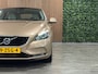 Volvo V40 T4 Summum Aut. | Trekhaak | Panoramadak | Dealer onderhouden | Parkeercamera | BLIS Dode Hoek Detectie | Bi-Xenon verlichting | 17 Inch | Lederen bekleding | Parkeersensoren achter | Cruise Control | Audiobediening op stuurwiel | Navigatie | Bluetooth telefoon en audio streaming | Elektrisch inklapbare buitenspiegels | Regensensor | Digitaal TFT instrumentenpaneel met 3 instellingen | Climate Control L+R | Automatisch dimmende binnenspiegel | Verlichte versnellingspookknop | Volledig dealer onderhouden | Raw Copper Metallic met Blond lederen interieur |