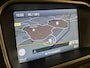 Volvo V40 T4 Summum Aut. | Trekhaak | Panoramadak | Dealer onderhouden | Parkeercamera | BLIS Dode Hoek Detectie | Bi-Xenon verlichting | 17 Inch | Lederen bekleding | Parkeersensoren achter | Cruise Control | Audiobediening op stuurwiel | Navigatie | Bluetooth telefoon en audio streaming | Elektrisch inklapbare buitenspiegels | Regensensor | Digitaal TFT instrumentenpaneel met 3 instellingen | Climate Control L+R | Automatisch dimmende binnenspiegel | Verlichte versnellingspookknop | Volledig dealer onderhouden | Raw Copper Metallic met Blond lederen interieur |