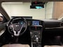 Volvo V40 T4 Summum Aut. | Trekhaak | Panoramadak | Dealer onderhouden | Parkeercamera | BLIS Dode Hoek Detectie | Bi-Xenon verlichting | 17 Inch | Lederen bekleding | Parkeersensoren achter | Cruise Control | Audiobediening op stuurwiel | Navigatie | Bluetooth telefoon en audio streaming | Elektrisch inklapbare buitenspiegels | Regensensor | Digitaal TFT instrumentenpaneel met 3 instellingen | Climate Control L+R | Automatisch dimmende binnenspiegel | Verlichte versnellingspookknop | Volledig dealer onderhouden | Raw Copper Metallic met Blond lederen interieur |