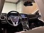 Volvo V40 T4 Summum Aut. | Trekhaak | Panoramadak | Dealer onderhouden | Parkeercamera | BLIS Dode Hoek Detectie | Bi-Xenon verlichting | 17 Inch | Lederen bekleding | Parkeersensoren achter | Cruise Control | Audiobediening op stuurwiel | Navigatie | Bluetooth telefoon en audio streaming | Elektrisch inklapbare buitenspiegels | Regensensor | Digitaal TFT instrumentenpaneel met 3 instellingen | Climate Control L+R | Automatisch dimmende binnenspiegel | Verlichte versnellingspookknop | Volledig dealer onderhouden | Raw Copper Metallic met Blond lederen interieur |