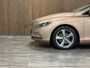 Volvo V40 T4 Summum Aut. | Trekhaak | Panoramadak | Dealer onderhouden | Parkeercamera | BLIS Dode Hoek Detectie | Bi-Xenon verlichting | 17 Inch | Lederen bekleding | Parkeersensoren achter | Cruise Control | Audiobediening op stuurwiel | Navigatie | Bluetooth telefoon en audio streaming | Elektrisch inklapbare buitenspiegels | Regensensor | Digitaal TFT instrumentenpaneel met 3 instellingen | Climate Control L+R | Automatisch dimmende binnenspiegel | Verlichte versnellingspookknop | Volledig dealer onderhouden | Raw Copper Metallic met Blond lederen interieur |