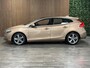 Volvo V40 T4 Summum Aut. | Trekhaak | Panoramadak | Dealer onderhouden | Parkeercamera | BLIS Dode Hoek Detectie | Bi-Xenon verlichting | 17 Inch | Lederen bekleding | Parkeersensoren achter | Cruise Control | Audiobediening op stuurwiel | Navigatie | Bluetooth telefoon en audio streaming | Elektrisch inklapbare buitenspiegels | Regensensor | Digitaal TFT instrumentenpaneel met 3 instellingen | Climate Control L+R | Automatisch dimmende binnenspiegel | Verlichte versnellingspookknop | Volledig dealer onderhouden | Raw Copper Metallic met Blond lederen interieur |