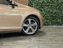 Volvo V40 T4 Summum Aut. | Trekhaak | Panoramadak | Dealer onderhouden | Parkeercamera | BLIS Dode Hoek Detectie | Bi-Xenon verlichting | 17 Inch | Lederen bekleding | Parkeersensoren achter | Cruise Control | Audiobediening op stuurwiel | Navigatie | Bluetooth telefoon en audio streaming | Elektrisch inklapbare buitenspiegels | Regensensor | Digitaal TFT instrumentenpaneel met 3 instellingen | Climate Control L+R | Automatisch dimmende binnenspiegel | Verlichte versnellingspookknop | Volledig dealer onderhouden | Raw Copper Metallic met Blond lederen interieur |