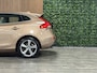 Volvo V40 T4 Summum Aut. | Trekhaak | Panoramadak | Dealer onderhouden | Parkeercamera | BLIS Dode Hoek Detectie | Bi-Xenon verlichting | 17 Inch | Lederen bekleding | Parkeersensoren achter | Cruise Control | Audiobediening op stuurwiel | Navigatie | Bluetooth telefoon en audio streaming | Elektrisch inklapbare buitenspiegels | Regensensor | Digitaal TFT instrumentenpaneel met 3 instellingen | Climate Control L+R | Automatisch dimmende binnenspiegel | Verlichte versnellingspookknop | Volledig dealer onderhouden | Raw Copper Metallic met Blond lederen interieur |