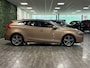 Volvo V40 T4 Summum Aut. | Trekhaak | Panoramadak | Dealer onderhouden | Parkeercamera | BLIS Dode Hoek Detectie | Bi-Xenon verlichting | 17 Inch | Lederen bekleding | Parkeersensoren achter | Cruise Control | Audiobediening op stuurwiel | Navigatie | Bluetooth telefoon en audio streaming | Elektrisch inklapbare buitenspiegels | Regensensor | Digitaal TFT instrumentenpaneel met 3 instellingen | Climate Control L+R | Automatisch dimmende binnenspiegel | Verlichte versnellingspookknop | Volledig dealer onderhouden | Raw Copper Metallic met Blond lederen interieur |