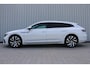 Volkswagen Arteon Shooting Brake 1.4 TSI eHybrid R-Line Business+ | Incl. 12 maanden garantie | Schuif/kantel dak | Adaptieve cruise control | Standkachel | Uitklapbare trekhaak | Head-up display | Massage stoel | Apple carplay/Android auto | Stoelverwarming voor/achter |