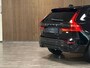 Volvo XC60 T6 AWD Recharge Plus Dark | Trekhaak | 360° Camera | Harman Kardon | Adaptieve Cruise Control | Stoelverwarming voor+achter | Stuurwielverwarming | Standkachel met Volvo On Call App | Full LED Meesturende koplampen | Pilot Assist | Elektrische voorstoelen geheugen | R-Design Contour stoelen met wit stiksel en bies | Zitting verlenging voorstoelen | Schuifdak | Parkeercamera | Google Infotainment | 20 Inch | Keyless Drive | Parkeersensoren voor+achter | Privacy Glass | Alarm Klasse III | DAB Radio | Apple Carplay/Android Auto | Draadloos telefoon opladen | Volvo On Call met mobiele App functie | Onyx Black Metallic |