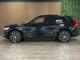 Volvo XC60 T6 AWD Recharge Plus Dark | Trekhaak | 360° Camera | Harman Kardon | Adaptieve Cruise Control | Stoelverwarming voor+achter | Stuurwielverwarming | Standkachel met Volvo On Call App | Full LED Meesturende koplampen | Pilot Assist | Elektrische voorstoelen geheugen | R-Design Contour stoelen met wit stiksel en bies | Zitting verlenging voorstoelen | Schuifdak | Parkeercamera | Google Infotainment | 20 Inch | Keyless Drive | Parkeersensoren voor+achter | Privacy Glass | Alarm Klasse III | DAB Radio | Apple Carplay/Android Auto | Draadloos telefoon opladen | Volvo On Call met mobiele App functie | Onyx Black Metallic |