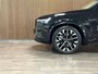 Volvo XC90 T8 AWD Recharge Ultra Dark | Vol! | Bowers & Wilkins | Luchtvering | Stoelventilatie | Trekhaak | Geluidisolerende ramen | All Season banden | 360 Camera | Head-Up Display | Stoelmassage | 455pk | Adaptieve Cruise Control | Stoelverwarming voor+achter | Stuurwielverwarming | Schuifdak | 21 Inch | Full LED Meesturende koplampen | Pilot Assist | BLIS Dode Hoek Detectie | Alcantara hemelbekleding | Lederen handgrepen en zonnekleppen | Elektrische voorstoelen geheugen | Nappa Lederen bekleding | Zitting verlenging voorstoelen | Lederen Dashboard | Google Infotainment | Keyless Drive | Parkeersensoren voor+achter | Elektrisch bedienbare achterklep | Geïntegreerde zongordijnen achterportieren | Geïntegreerd kinderzitje achterin | Verlichte instaplijsten | 7-Persoons | 4-Zone Climate Control | DAB Radio | Apple Carplay/Android Auto | Alarm Klasse III | Draadloos telefoon opladen | Volvo On Call met mobiele App functie | Onyx Black Metallic |