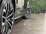 Volvo XC90 T8 AWD Recharge Ultra Dark | Vol! | Bowers & Wilkins | Luchtvering | Stoelventilatie | Trekhaak | Geluidisolerende ramen | All Season banden | 360 Camera | Head-Up Display | Stoelmassage | 455pk | Adaptieve Cruise Control | Stoelverwarming voor+achter | Stuurwielverwarming | Schuifdak | 21 Inch | Full LED Meesturende koplampen | Pilot Assist | BLIS Dode Hoek Detectie | Alcantara hemelbekleding | Lederen handgrepen en zonnekleppen | Elektrische voorstoelen geheugen | Nappa Lederen bekleding | Zitting verlenging voorstoelen | Lederen Dashboard | Google Infotainment | Keyless Drive | Parkeersensoren voor+achter | Elektrisch bedienbare achterklep | Geïntegreerde zongordijnen achterportieren | Geïntegreerd kinderzitje achterin | Verlichte instaplijsten | 7-Persoons | 4-Zone Climate Control | DAB Radio | Apple Carplay/Android Auto | Alarm Klasse III | Draadloos telefoon opladen | Volvo On Call met mobiele App functie | Onyx Black Metallic |