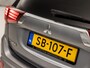 Mitsubishi Outlander 2.0 PHEV Deluxe 203Pk Automaat (CAMERA, LEDER/ALCANTARA, STOELVERWARMING, GETINT GLAS, SPORTSTOELEN, CRUISE, NIEUWE APK, NIEUWSTAAT)