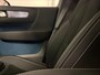 Volvo XC40 Recharge Ultimate 70 kWh | Trekhaak | All Season banden | 360° Camera | Schuifdak | Harman Kardon | Adaptieve Cruise Control | Bestuurdersstoel elektrisch geheugen | Stoel en Stuurwielverwarming | 19 Inch | Passagiersstoel elektrisch | Microtech / alcantara bekleding met wit stiksel en bies | Zitting verlenging voorstoelen | Pilot Assist | BLIS Dode Hoek Detectie | Warmtepomp | Google Infotainment | Keyless Drive | Verlichtingspack 2 | Parkeersensoren voor+achter | Privacy Glass | Elektrisch bedienbare achterklep | Draadloos telefoon opladen | Alarm Klasse III | DAB Radio | Apple Carplay/Android Auto | Volvo On Call met mobiele App functie | Fjord Blue Metallic |