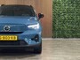 Volvo XC40 Recharge Ultimate 70 kWh | Trekhaak | All Season banden | 360° Camera | Schuifdak | Harman Kardon | Adaptieve Cruise Control | Bestuurdersstoel elektrisch geheugen | Stoel en Stuurwielverwarming | 19 Inch | Passagiersstoel elektrisch | Microtech / alcantara bekleding met wit stiksel en bies | Zitting verlenging voorstoelen | Pilot Assist | BLIS Dode Hoek Detectie | Warmtepomp | Google Infotainment | Keyless Drive | Verlichtingspack 2 | Parkeersensoren voor+achter | Privacy Glass | Elektrisch bedienbare achterklep | Draadloos telefoon opladen | Alarm Klasse III | DAB Radio | Apple Carplay/Android Auto | Volvo On Call met mobiele App functie | Fjord Blue Metallic |