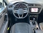 Volkswagen Tiguan 1.4 TSI eHybrid Elegance Business+ / Dealer onderhouden / Elektrische trekhaak (1800 kg) / Accu SoH 94.4 % / Navigatie / Apple Carplay Android / Stuur- en stoelverwarming / Parkeer assistent / 18" LM wielen /