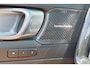Volvo XC40 B3 Plus Dark - IntelliSafe Assist & Surround - 360º Camera - Harman/Kardon audio - Verwarmde voorstoelen & stuur - Parkeersensoren voor & achter - Elektr. bedienb. voorstoelen met geheugen links - Draadloze tel. lader - Standkachel - Extra getint glas - 18' LMV