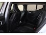 Volvo XC40 B3 Plus Dark - IntelliSafe Assist & Surround - 360º Camera - Harman/Kardon audio - Verwarmde voorstoelen & stuur - Parkeersensoren voor & achter - Elektr. bedienb. voorstoelen met geheugen links - Draadloze tel. lader - Standkachel - Extra getint glas - 18' LMV