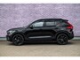 Volvo EX40 Single Motor Extended Range Plus Black Ed. 82 kWh | SOH 100% | Adaptieve Cruise Control | Donker Getint Glas | Harman Kardon Audio | Stoel-/Stuurverwarming | Parkeercamera | Dodehoek Detectie | Pixel LED | Warmtepomp |