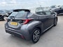 Toyota Yaris 1.5 Hybrid Executive Bi-tone edition Navigatie, Dodehoekdetectie, HUD, Parkeersensoren voor + achter, LED, Smart Key, Adaptieve cruise control