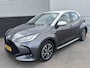 Toyota Yaris 1.5 Hybrid Executive Bi-tone edition Navigatie, Dodehoekdetectie, HUD, Parkeersensoren voor + achter, LED, Smart Key, Adaptieve cruise control