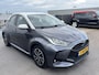 Toyota Yaris 1.5 Hybrid Executive Bi-tone edition Navigatie, Dodehoekdetectie, HUD, Parkeersensoren voor + achter, LED, Smart Key, Adaptieve cruise control