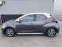 Toyota Yaris 1.5 Hybrid Executive Bi-tone edition Navigatie, Dodehoekdetectie, HUD, Parkeersensoren voor + achter, LED, Smart Key, Adaptieve cruise control