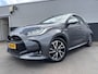 Toyota Yaris 1.5 Hybrid Executive Bi-tone edition Navigatie, Dodehoekdetectie, HUD, Parkeersensoren voor + achter, LED, Smart Key, Adaptieve cruise control