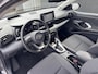Toyota Yaris 1.5 Hybrid Executive Bi-tone edition Navigatie, Dodehoekdetectie, HUD, Parkeersensoren voor + achter, LED, Smart Key, Adaptieve cruise control
