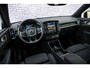 Volvo EX40 Single Motor Extended Range Plus Black Ed. 82 kWh | SOH 100% | Adaptieve Cruise Control | Harman Kardon Audio | Stoel-/Stuurverwarming | 360 Parkeercamera | Dodehoek Detectie | Pixel LED | Elektr. Verst. Stoelen + Geheugen | Donker Getint Glas | Warmtepomp |