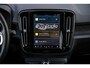 Volvo EX40 Single Motor Extended Range Plus Black Ed. 82 kWh | SOH 100% | Adaptieve Cruise Control | Harman Kardon Audio | Stoel-/Stuurverwarming | 360 Parkeercamera | Dodehoek Detectie | Pixel LED | Elektr. Verst. Stoelen + Geheugen | Donker Getint Glas | Warmtepomp |