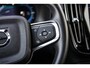 Volvo EX40 Single Motor Extended Range Plus Black Ed. 82 kWh | SOH 100% | Adaptieve Cruise Control | Harman Kardon Audio | Stoel-/Stuurverwarming | 360 Parkeercamera | Dodehoek Detectie | Pixel LED | Elektr. Verst. Stoelen + Geheugen | Donker Getint Glas | Warmtepomp |