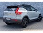 Volvo EX40 Single Motor Extended Range Plus Black Ed. 82 kWh | Adaptieve Cruise Control | Harman Kardon Audio | Stoel-/Stuurverwarming | Parkeercamera | Dodehoek Detectie | Pixel LED | Elektr. Verst. Stoelen + Geheugen | Donker Getint Glas | Warmtepomp |
