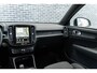 Volvo EX40 Single Motor Extended Range Plus Black Ed. 82 kWh | Adaptieve Cruise Control | Harman Kardon Audio | Stoel-/Stuurverwarming | Parkeercamera | Dodehoek Detectie | Pixel LED | Elektr. Verst. Stoelen + Geheugen | Donker Getint Glas | Warmtepomp |